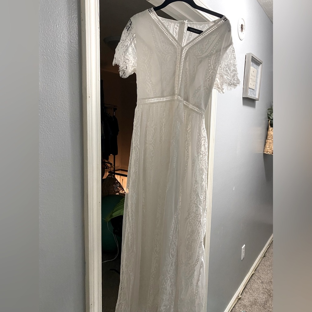 Women’s floral lace maxi dress, short sleeve.